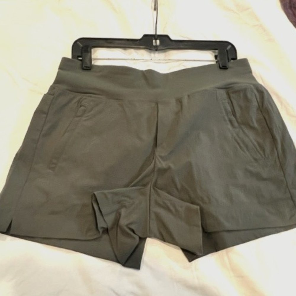 Athleta Trekkie North Short size 10 Mountain Olive